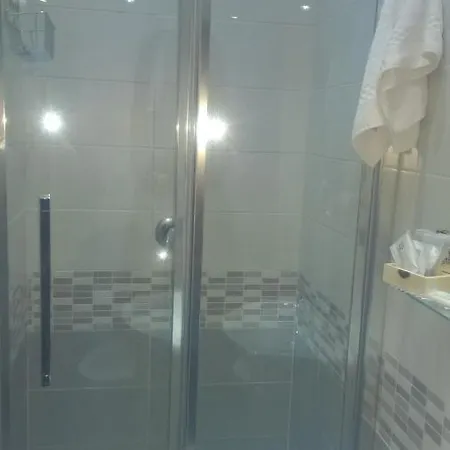 לינה וארוחת בוקר Andrew 3*